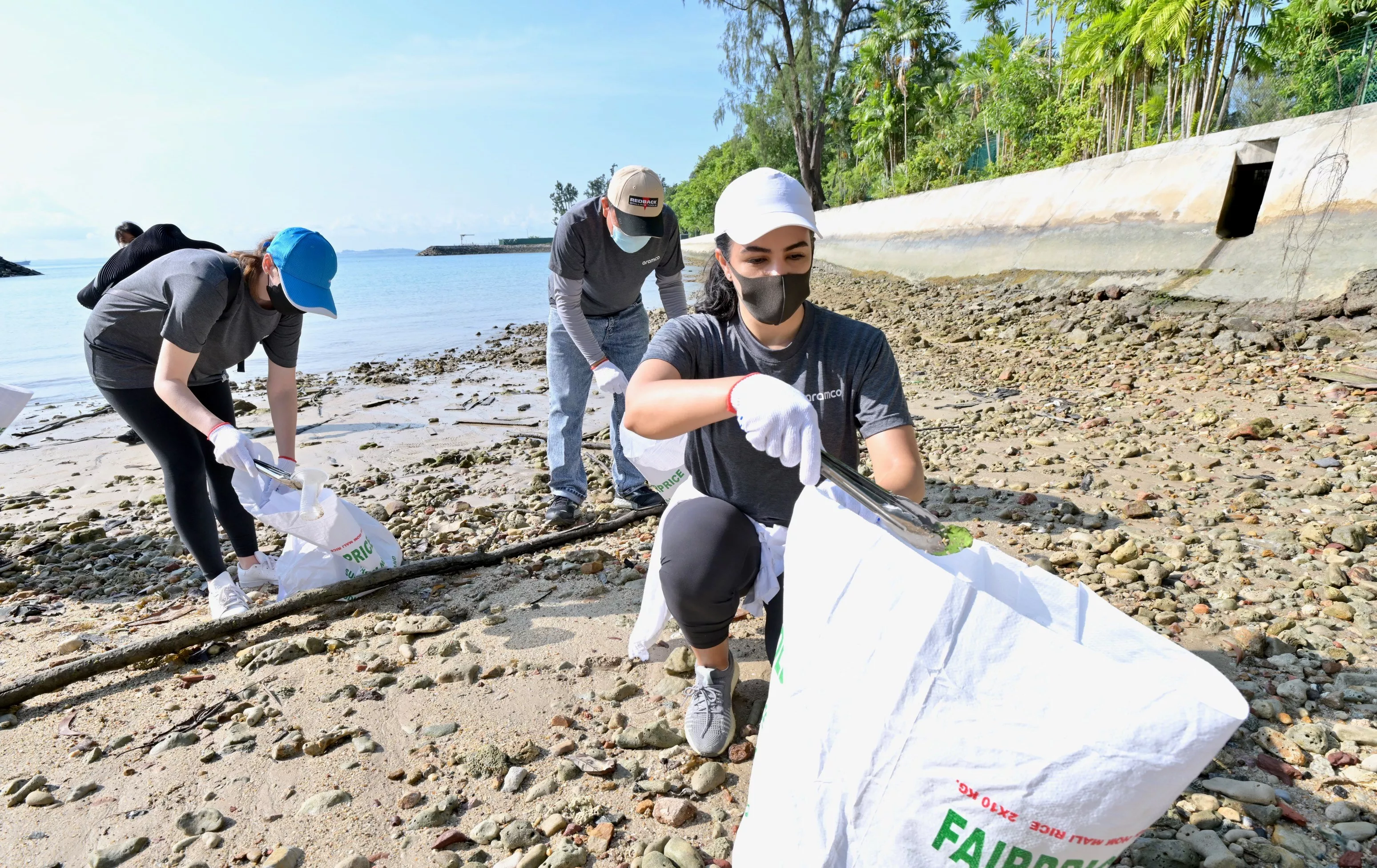 Aramco MD and employees during coastal cleanup on 26 Mar