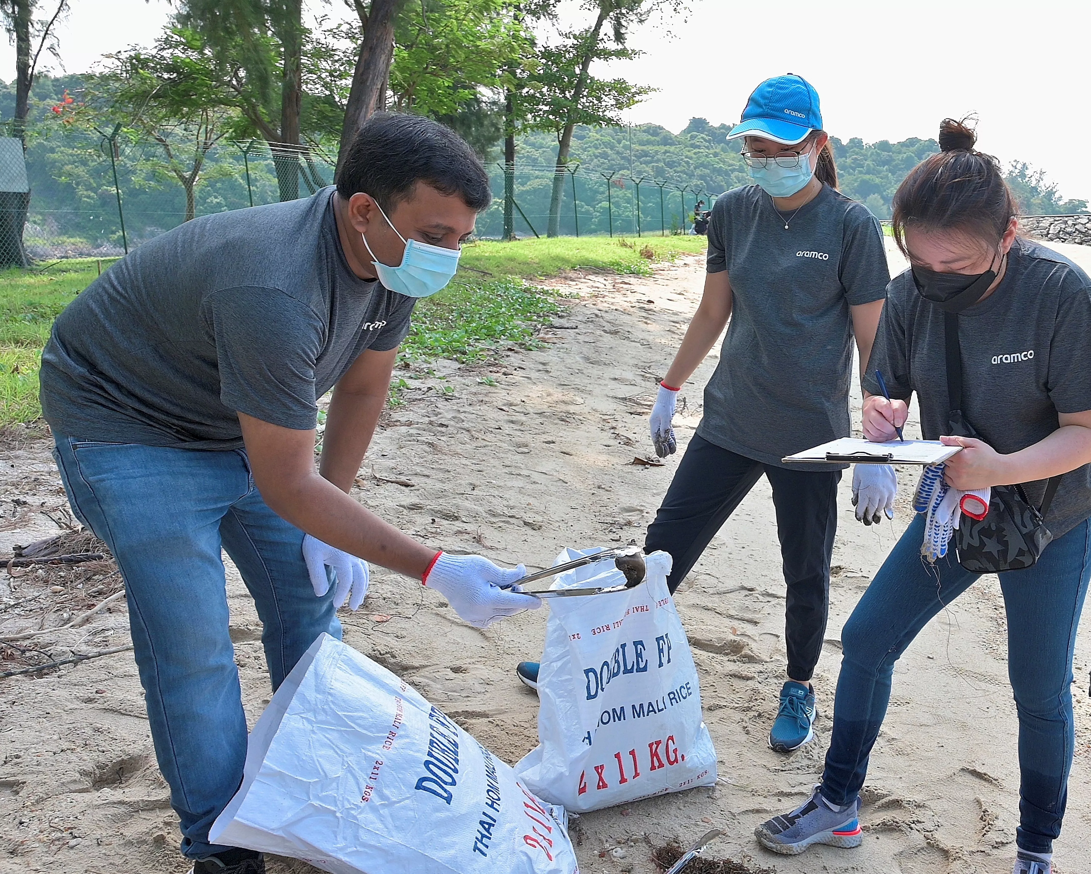 AAS volunteers at the coastal cleanup on 26 Mar
