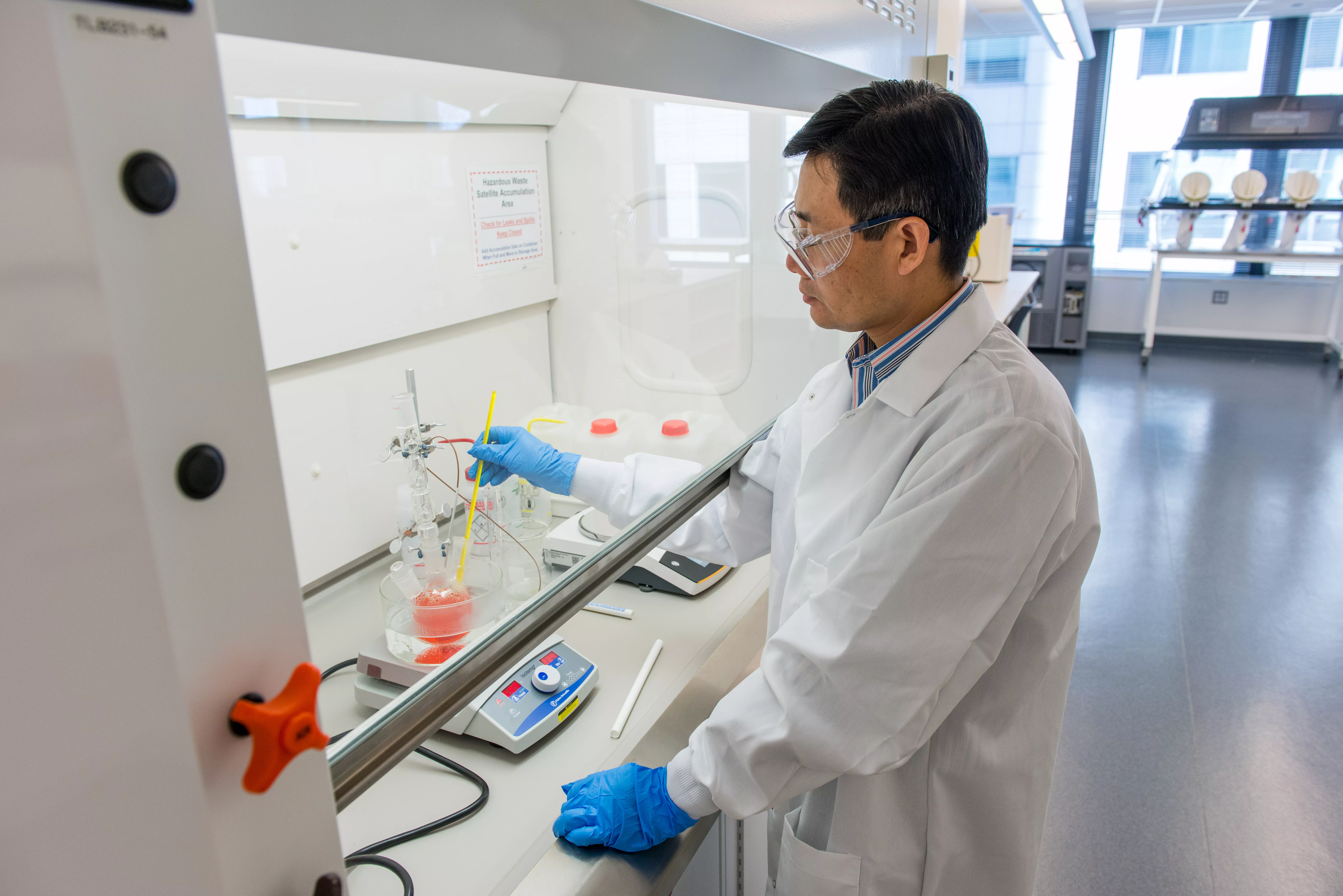 Male technician performing an experiment at our Aramco Research Center in Boston. 